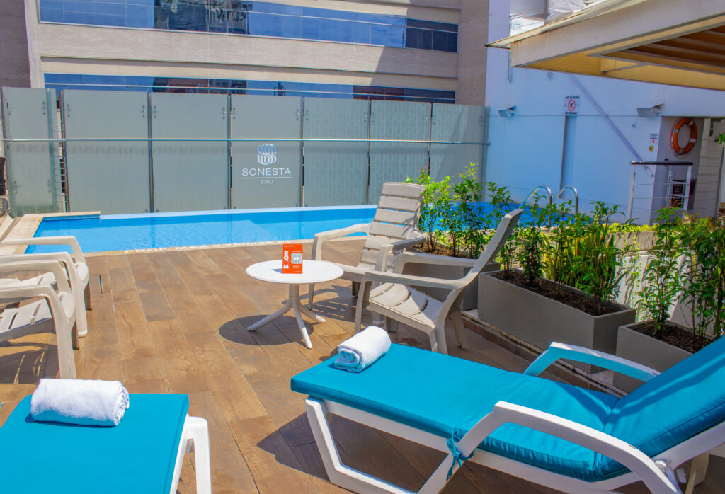 sonesta_piscina